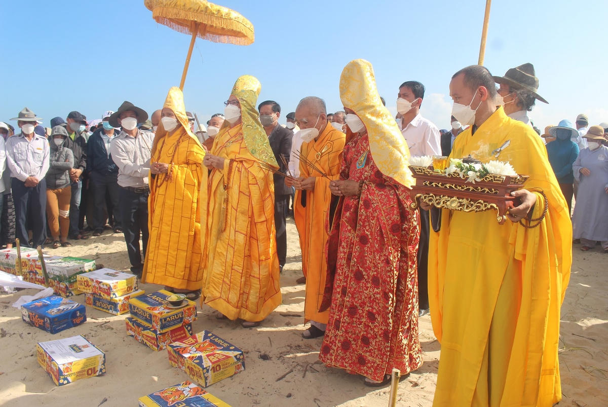 Nghi thức làm lễ cầu siêu tại bờ biển Cửa Đại.