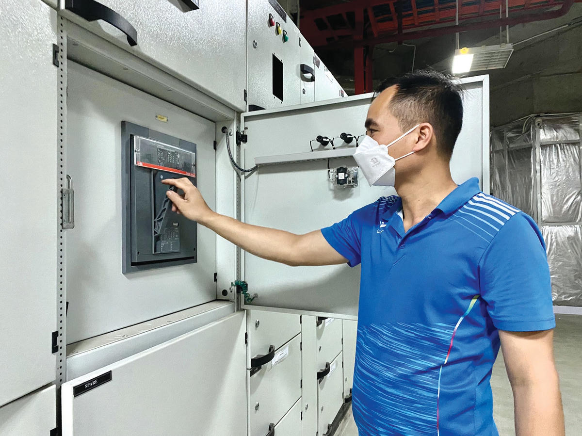 Anh Đỗ Văn Hội (chuyên viên kỹ thuật của Phòng quản lý tập luyện thi đấu, Nhà thi đấu thể thao 5.000 chỗ) kiểm tra hệ thống điều hòa trung tâm để đảm bảo phục vụ tốt nhất cho thi đấu.