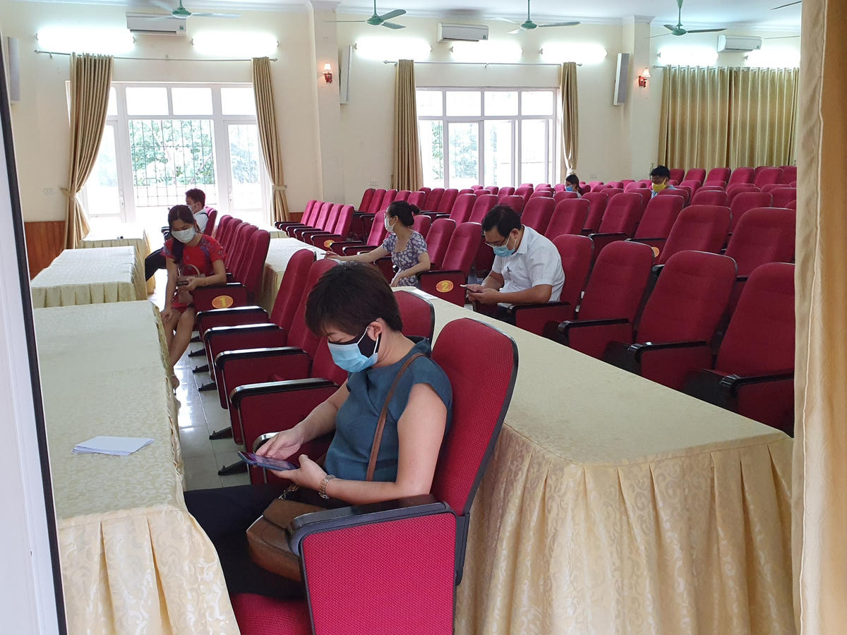 Trước đó, ngày 8/8, Hà Nội văn bản hỏa tốc số 2562/UBND-KT về siết chặt việc cấp và sử dụng giấy đi đường trong thời gian giãn cách xã hội. Người đi đường xuất trình giấy đi đường kèm theo CCCD hoặc CMT, lịch trực, lịch làm việc, văn bản phân công nhiệm vụ của cơ quan, đơn vị. Điều này làm cho giao thông ngày 9/9 trở nên ùn tắc trên đường, người dân cũng tập trung đông đến trụ sở các phường, xã xin xác nhận khiến chính quyền lúng túng.