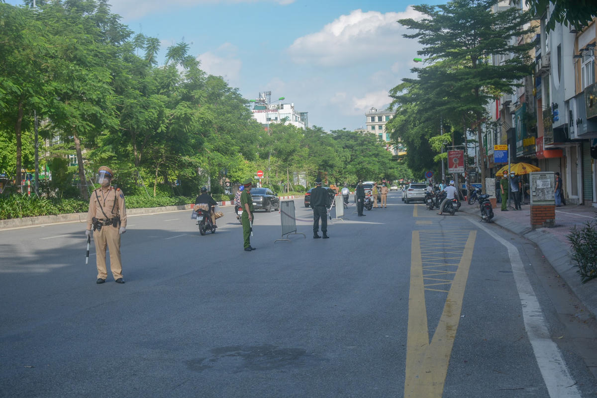 Theo ghi nhận PV, 15h chiều tại Tổ công tác liên nghành số 3 trên đường Ô Chợ Dừa giám sát việc sử dụng giấy đi đường của cơ quan, doanh nghiệp cấp có đúng đối tượng, đối tượng ra đường có đúng mục đích để từ đó kịp thời xử lý nghiêm và kiến nghị cấp có thẩm quyền xử lý đơn vị cấp giấy, tránh tình trạng lợi dụng việc cấp phép để ra đường không rõ lý do, vi phạm giãn cách xã hội.