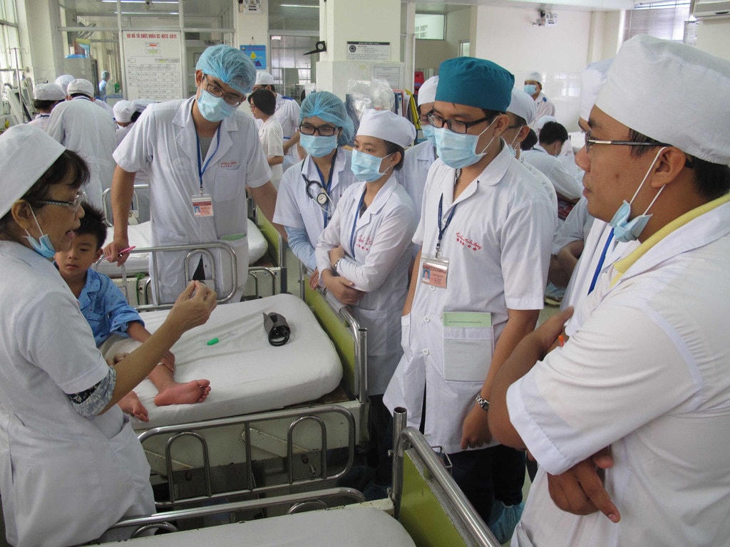 Sinh viên y khoa đi thực tập.
