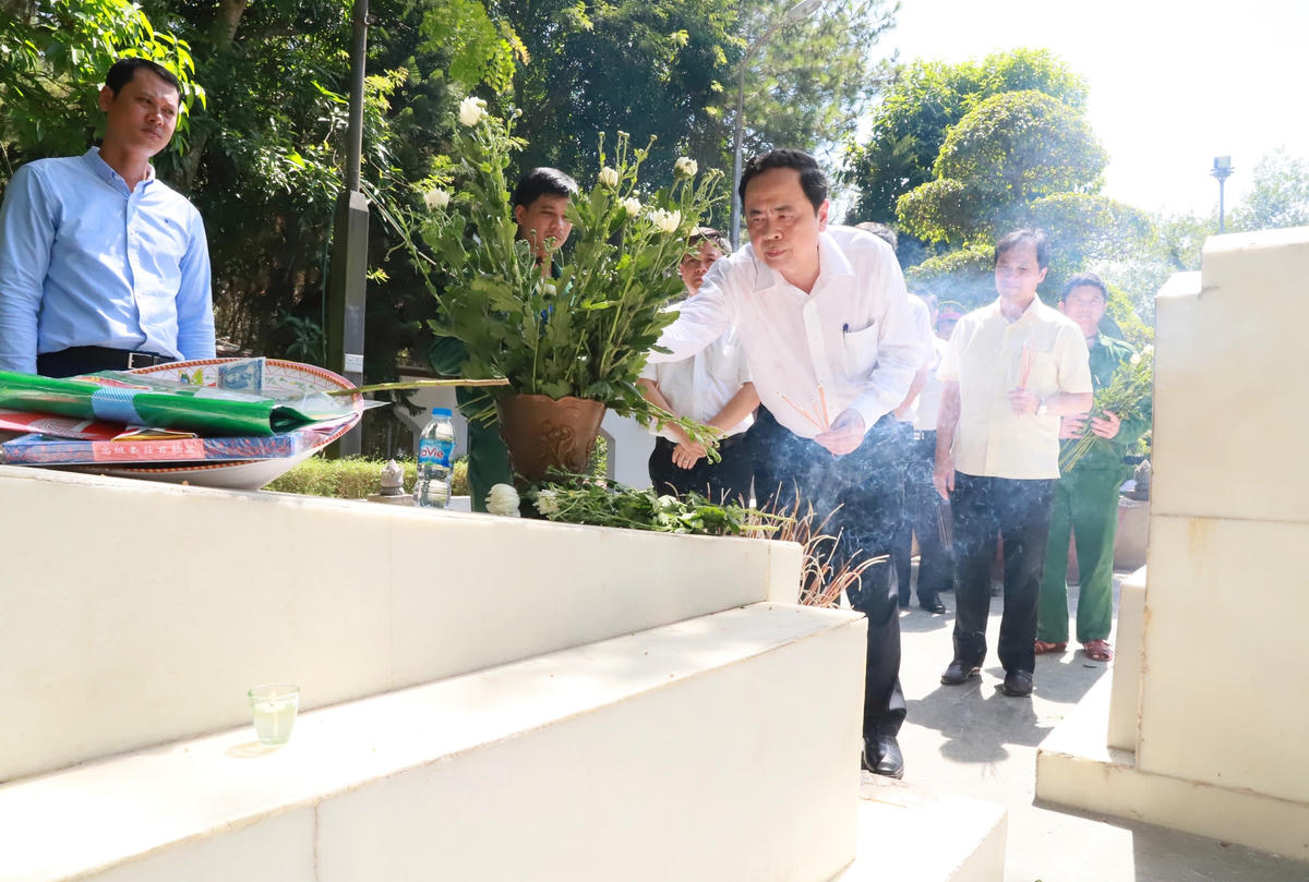 Thắp hương tại phần mộ 10 nữ TNXP.