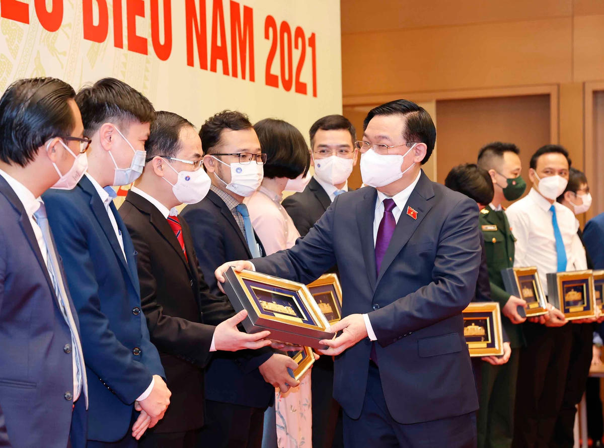 Chủ tịch Quốc hội tặng quà lưu niệm cho các thầy thuốc trẻ.