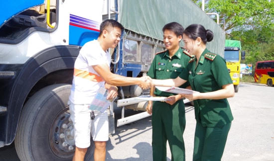 Bộ đội Biên phòng Điện Biên tuyên truyền pháp luật cho người dân qua lại biên giới.