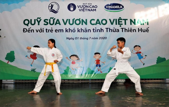 Trong Lễ trao sữa, các em nhỏ đã được xem những tiết mục văn nghệ vui tươi ý nghĩa.