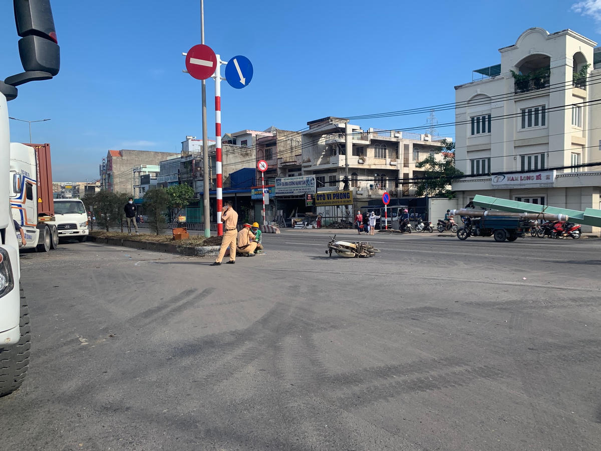 Cảnh sát giao thông kiểm tra hiện trường một vụ tai nạn ở Quốc lộ 51 đoạn phường Long Bình Tân, TP Biên Hòa.