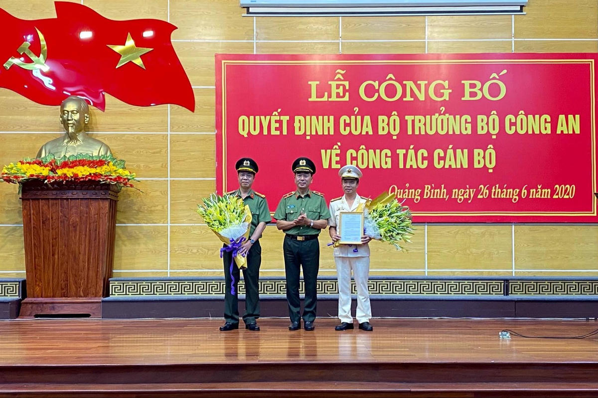 Thiếu tướng Trần Quốc Tỏ, Thứ trưởng Bộ Công an tặng hoa chúc mừng các cán bộ được điều động, bổ nhiệm.