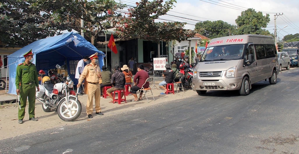 Cảnh sát giao thông tuần tra các tuyến xe từ các nơi về.