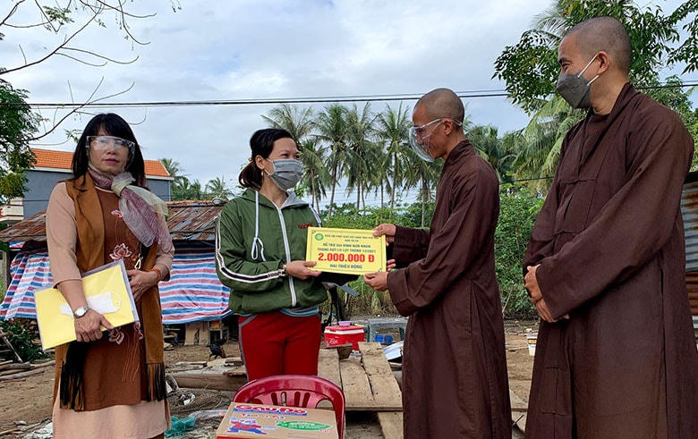 Đại diện Ban Trị sự GHPG tỉnh Phú Yên trao quà hỗ trợ cho gia đình có nhà sập hoàn toàn, tại xã An Thạch.