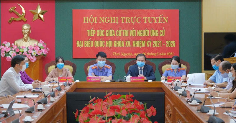 Các ứng cử viên đại biểu Quốc hội khóa XV tại tổ bầu cử số 1 tiếp xúc với cử tri tại Hội nghị.