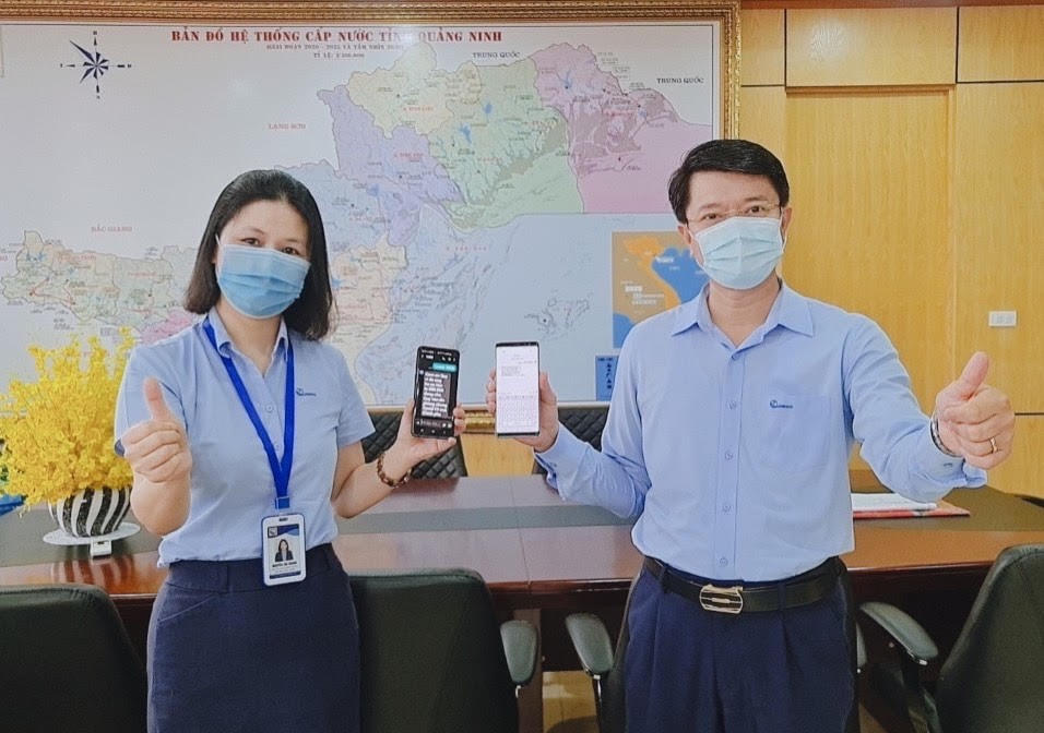 Ông Vũ Văn Tuấn, Chủ tịch HĐQT Công ty và bà Nguyễn Thị Thanh, Chủ tịch Công đoàn Công ty kêu gọi CBCNV nhắn tin ủng hộ Quỹ vaccine phòng, chống Covid-19.