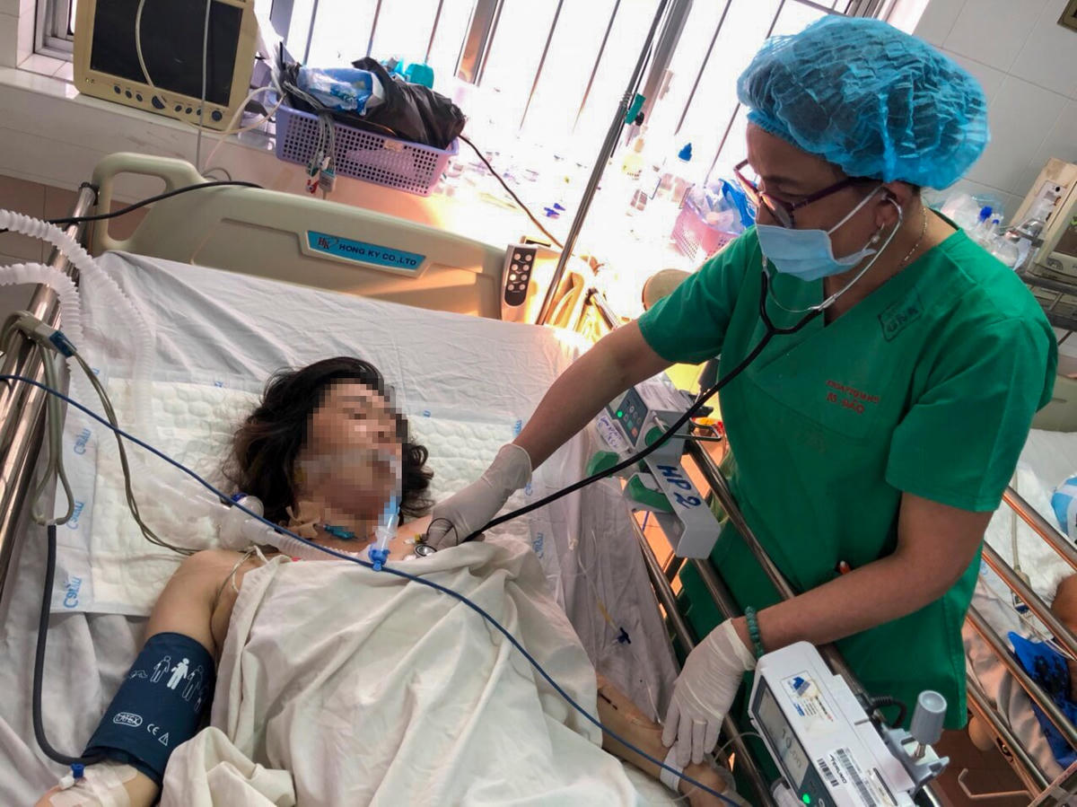 Bác sĩ thăm khám bệnh nhân sau phẫu thuật.