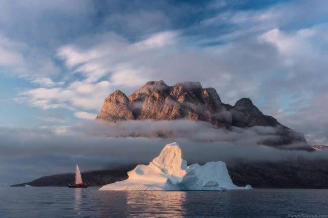 Vào mùa hè, những ngọn núi cao nhất trên đảo Greenland được cởi bỏ lớp tuyết trên bề mặt, lộ ra vẻ hùng vĩ.