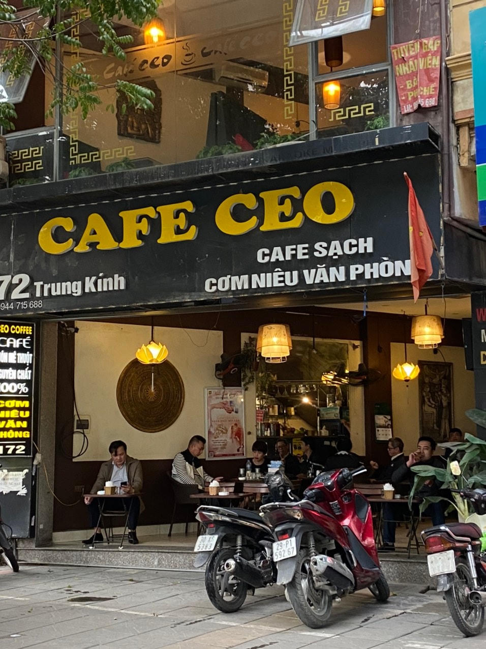 [ẢNH] Người dân Thủ đô tấp nập uống cafe từ sáng sớm