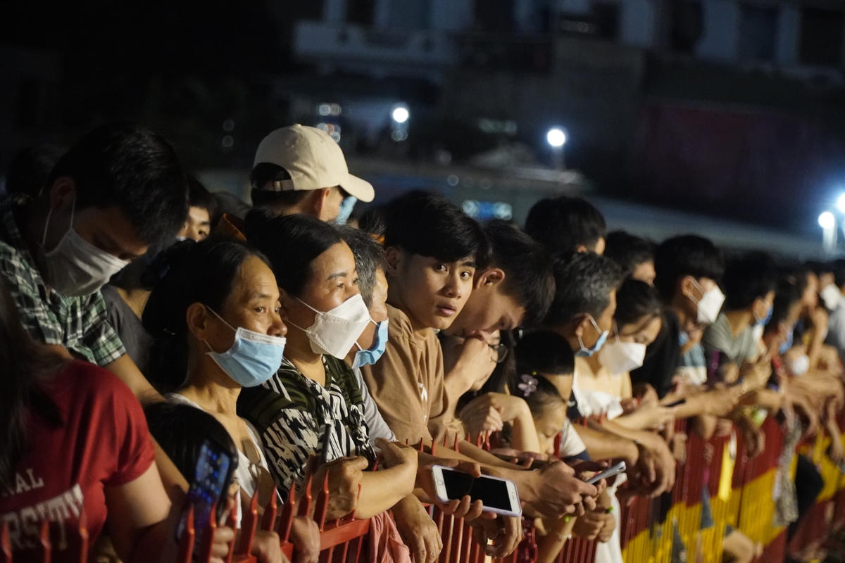 Ai nấy đều trong một tâm trạng háo hức khi đã rất lâu rồi không được dự một sự kiện lớn đến như vậy.