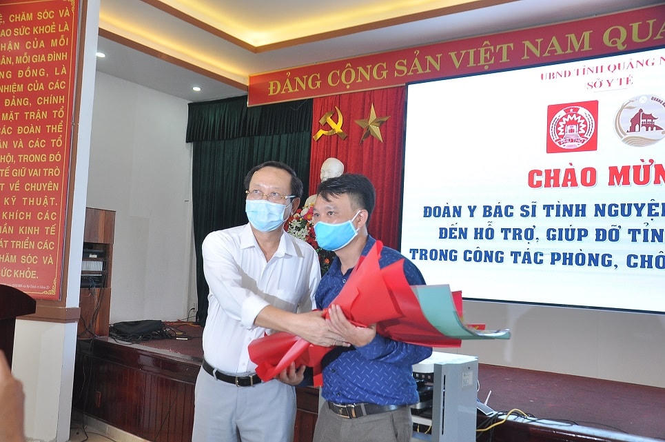 Lãnh đạo Sở Y tế tỉnh Quảng Nam tặng hoa chúc mừng đoàn y tế tỉnh Phú Thọ.