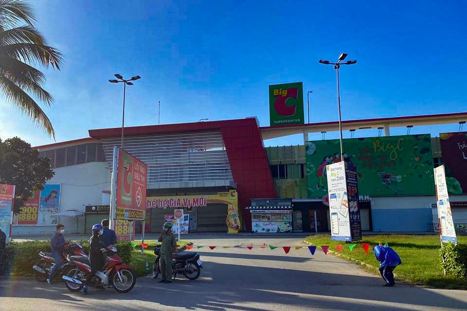 Siêu thị Big C ở Đồng Nai bị cách ly khu vực để phòng, chống dịch Covid-19. Ảnh: X.A.