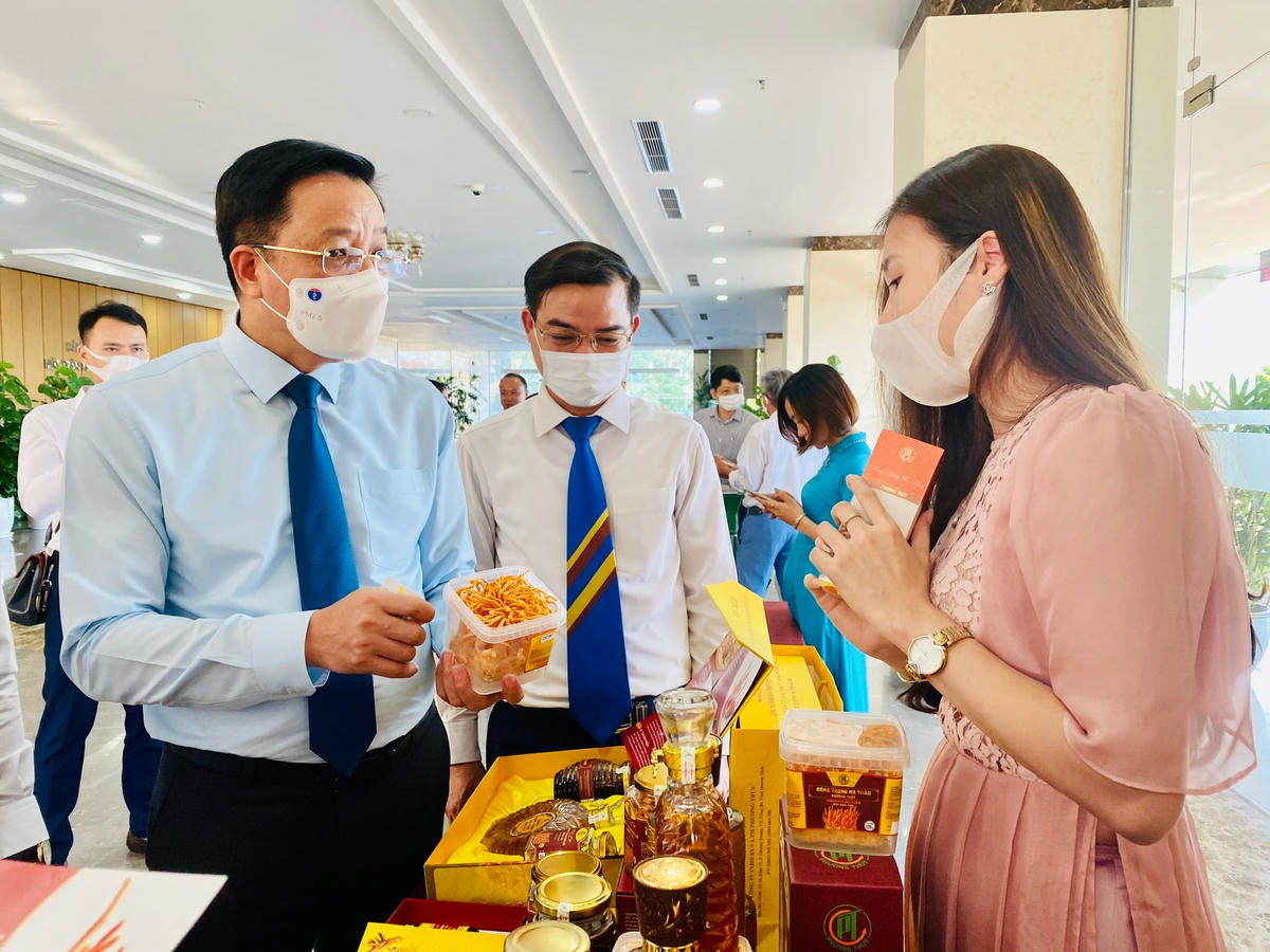Ông Nguyễn Văn Hồi, Ủy viên Ban Thường vụ, Trưởng Ban Dân vận Tỉnh ủy, Chủ tịch Ủy ban MTTQ Việt Nam tỉnh Quảng Ninh ghé thăm gian trưng bày các sản phẩm nông nghiệp tiêu biểu 2021.