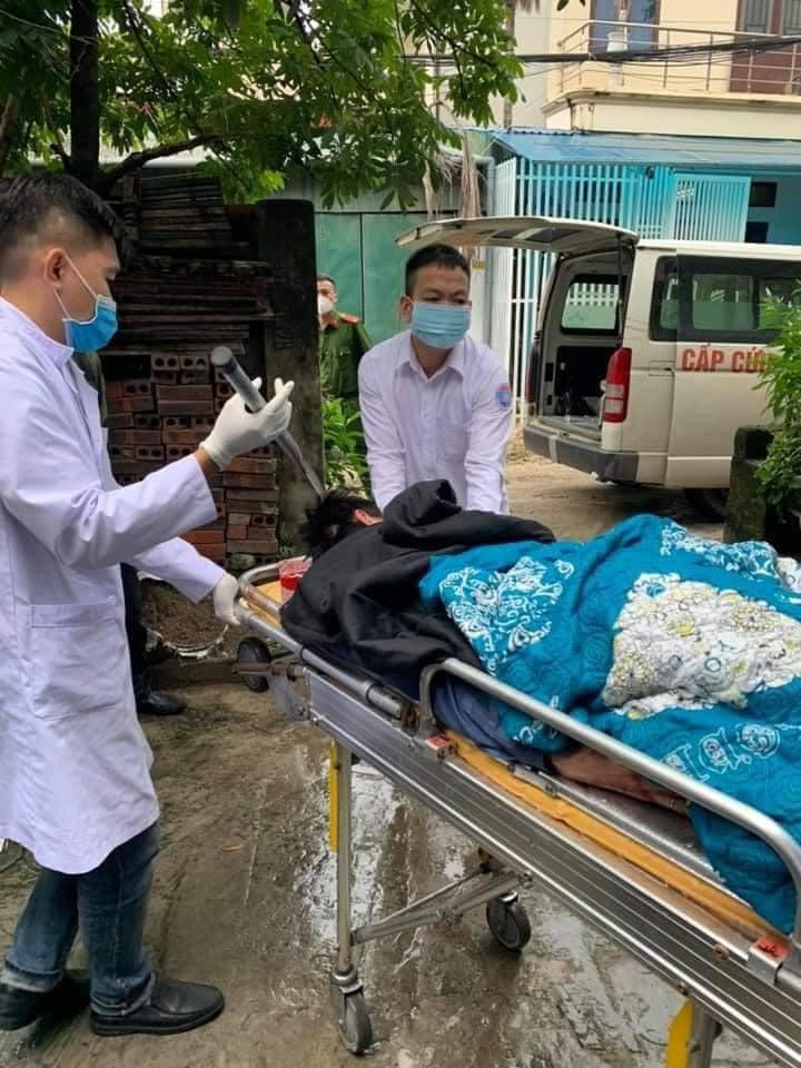 Hình ảnh người đàn ông được đưa đi cấp cứu trong tình trạng bị dao găm vào giữa đầu. Ảnh: FB.