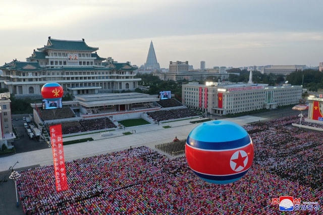 Ngoài Covid-19, ông Kim Jong-un cũng đề cập tới những khó khăn mà Triều Tiên phải đối mặt trong năm nay, từ bão lũ cho tới các lệnh trừng phạt quốc tế.