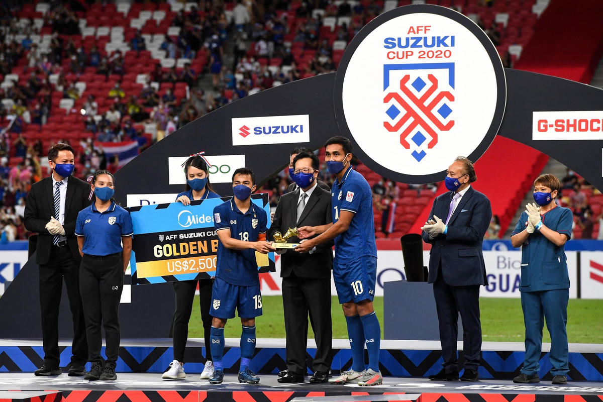"Messi Thái" Chanathip vừa nhận danh hiệu Vua phá lưới vừa là cầu thủ xuất sắc nhất AFF Cup 2020.