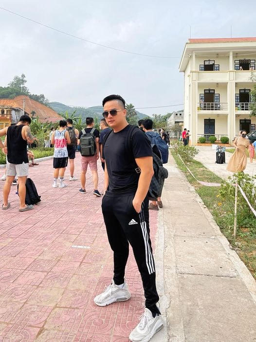 Ca sĩ Cao Thái Sơn hoàn thành 7 ngày cách ly tập trung sau khi trở về từ Mỹ hôm 23/8: “Vậy là 7 ngày cách ly tập trung đã xong, tất cả chuyến bay từ Mỹ về đều âm tính, chích đủ 3 mũi Vaccine và test đủ 3 lần trước khi trở về. Lần nữa, xin cám ơn các y bác sĩ, các chiến sĩ Công an, Bộ đội… tuyến đầu đã chăm sóc tận tình những ngày qua…”.