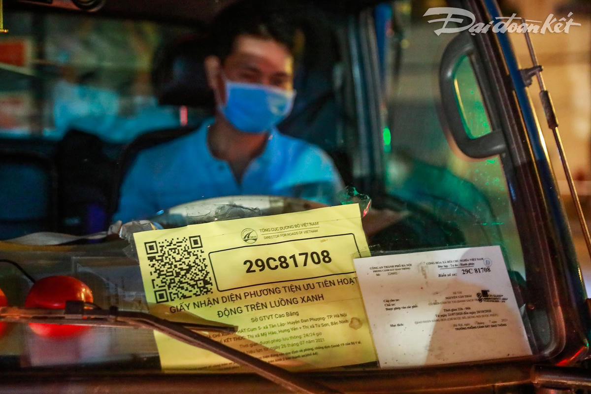 Các phương tiện vận chuyển bắt buộc phải có giấy nhận diện phương tiện ưu tiên hoạt động trên luồng xanh.
