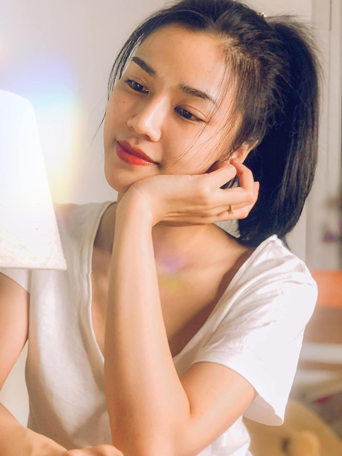 Tên tuổi của nữ chính Anh Đào, một gương mặt chỉ xuất hiện ở các vai phụ được khán giả "soi" lại và dành cho cô những lời khen "có cánh".