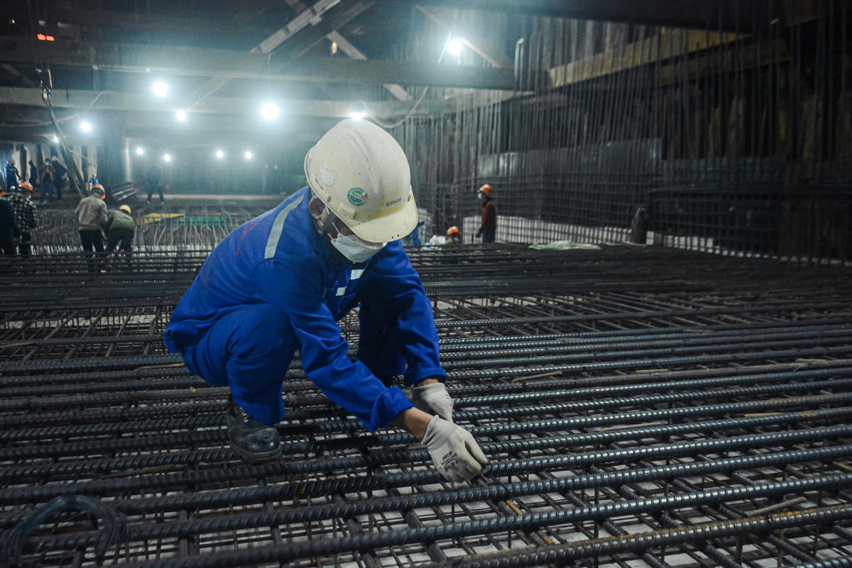Công nhân đang tỉ mỉ đan sắt để kịp đổ bê tông tại khu vực hầm chui Lê Văn Lương.