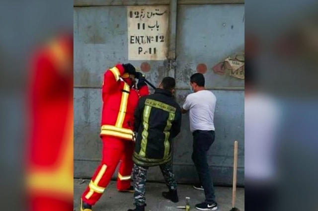 3 lính cứu hỏa cố phá cửa kho để ngăn vụ nổ hóa chất ở cảng Beirut. (Ảnh: NYPost).