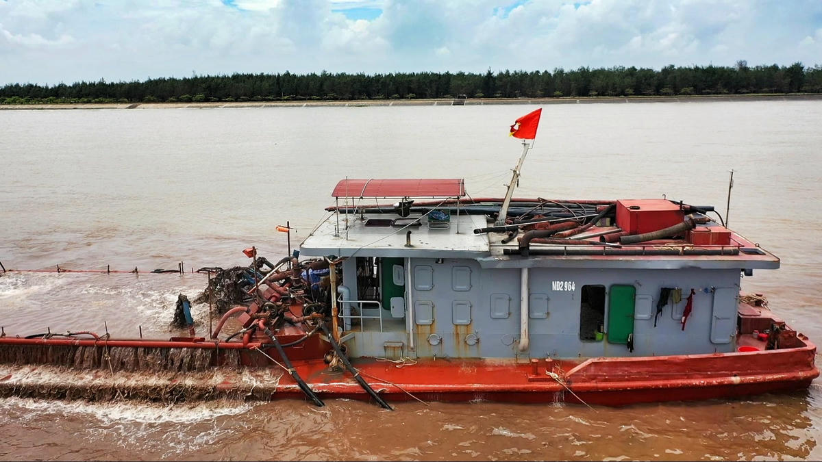 Tàu hút cát hoạt động không quá xa bờ kè