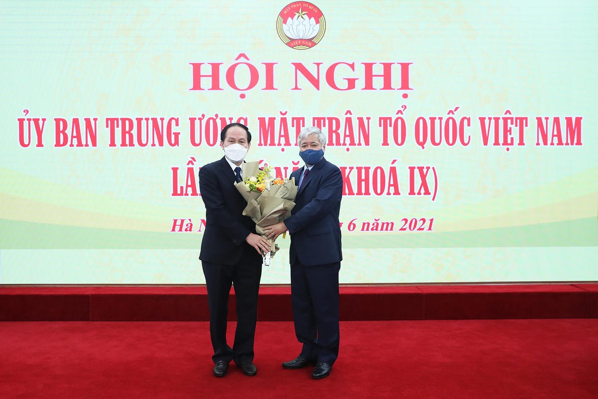 Chủ tịch UBTƯ MTTQ Việt Nam Đỗ Văn Chiến tặng hoa chúc mừng Phó Chủ tịch - Tổng Thư ký Lê Tiến Châu.