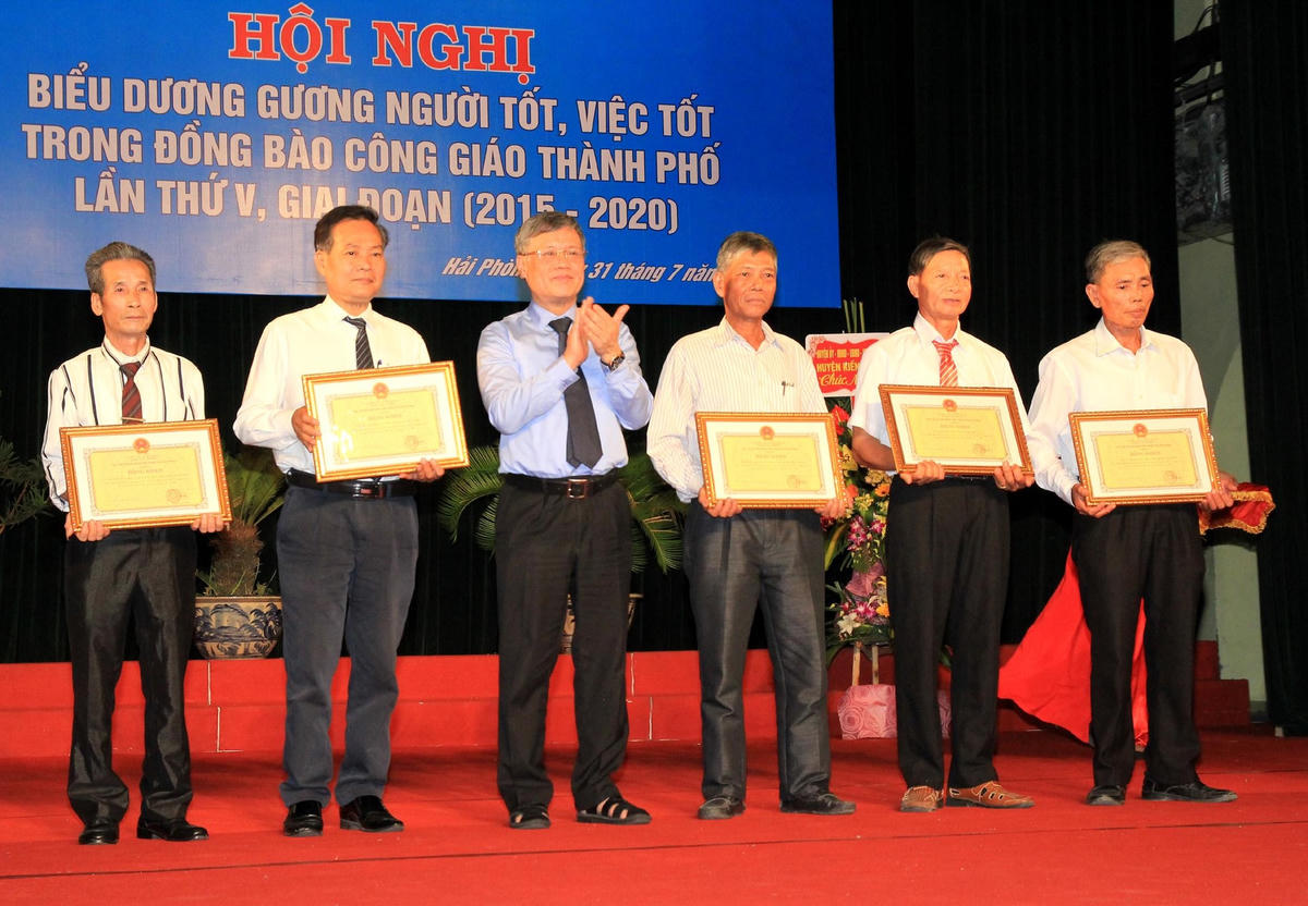 Ông Nguyễn Xuân Bình, Phó Chủ tịch Thường trực UBND TP trao Bằng khen tặng các tập thể, cá nhân xuất sắc.