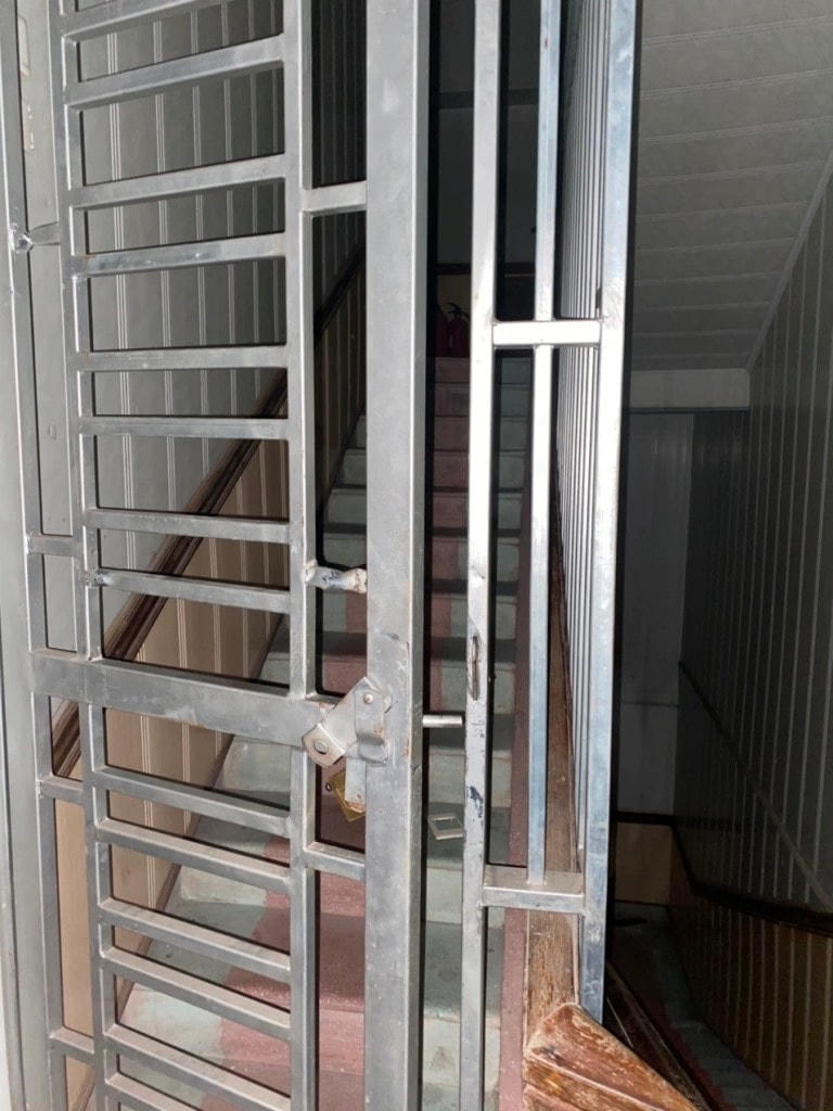 Cửa sắt được gia cố tại khách sạn.