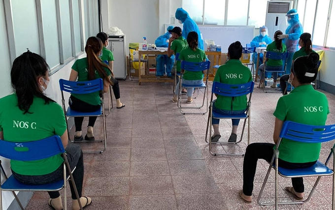 Lực lượng chức năng tỉnh Đồng Nai khẩn trương lấy mẫu xét nghiệm toàn bộ công nhân Công ty Changshin Việt Nam. Ảnh T.H.