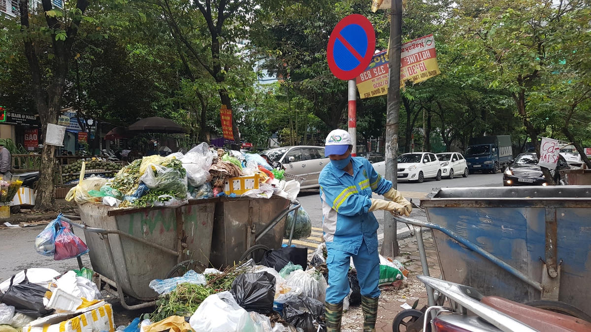 Rác thải của F0 điều trị tại nhà trở thành nguồn lây nhiễm khó lường.