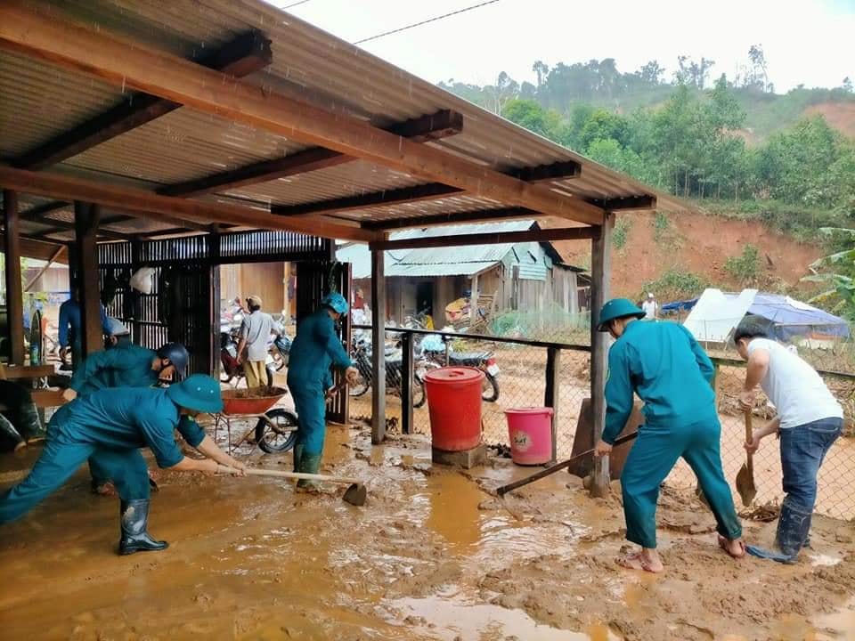 Lực lượng chức năng Tây Giang dọn dẹp bùn đất trôi vào nhà dân.