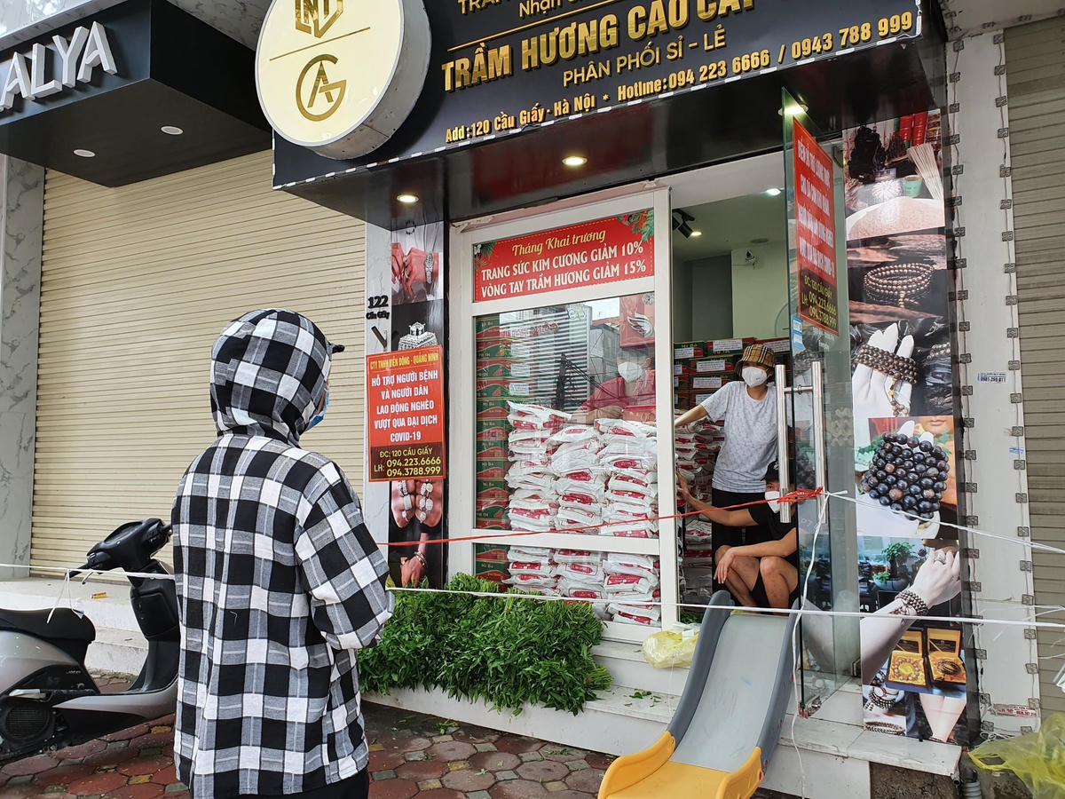 Cô Nguyễn Thị Hương (56 tuổi, Hưng Yên) cho biết: "Tôi đi bán đồng nát thì được mọi người mách ở đây có làm từ thiện, họ phát đồ ăn cho nên tôi đến nhận. Phải tìm nhà mãi mới thấy, vừa đi vừa sợ gặp phải các chốt công an...".