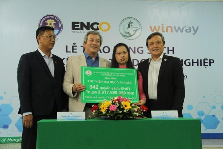 Đại diện UBVNVNƠNN TP trao tặng sách cho trường Đại học Văn Hiến.