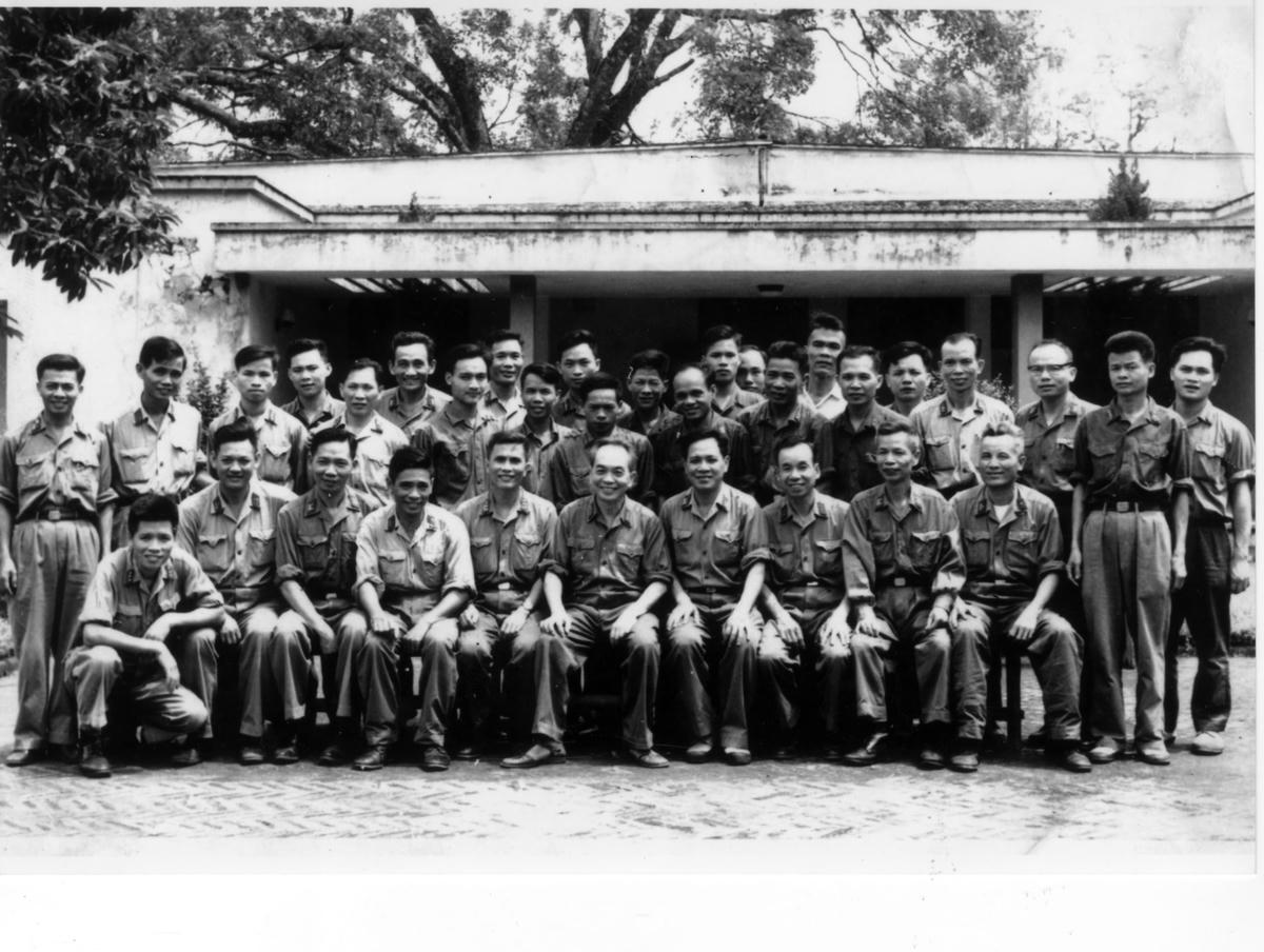 Đại tướng Võ Nguyên Giáp chụp ảnh cùng cán bộ chủ chốt trước nhà Quân ủy Trung ương, ngày 30/4/1975.