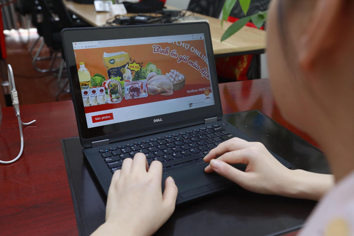Việc mua bán hàng online vừa giúp người dân tăng thu nhập, vừa giúp phòng, chống dịch bệnh. Ảnh: Phạm Quang Vinh.