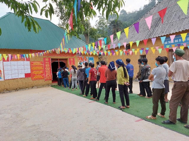 Cử tri xã Tân Trào, huyện Sơn Dương, tỉnh Tuyên Quang đi bầu cử.