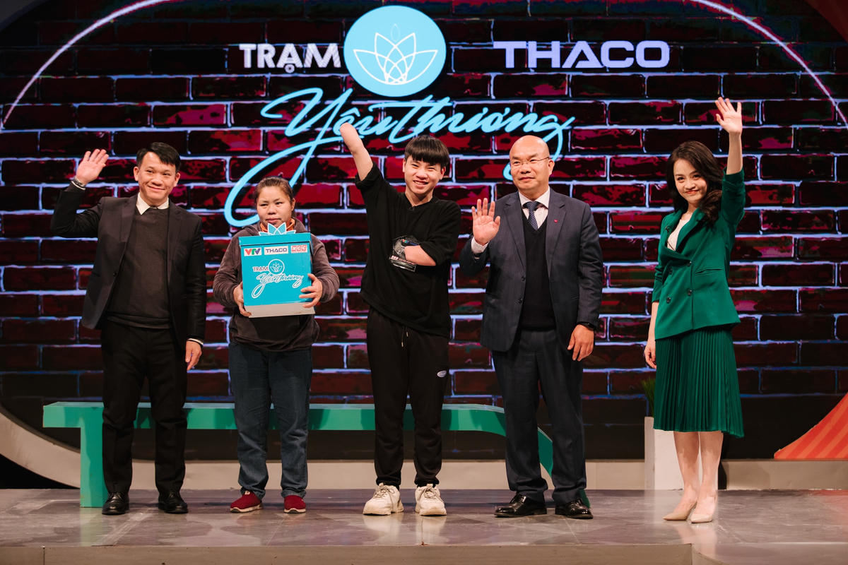 BTC chương trình tặng quà cho gia đình Dương Hữu Phúc.