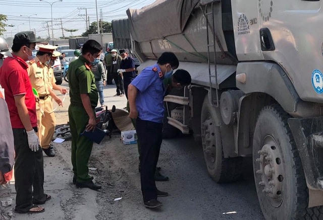 Lực lượng chức năng khám nghiệm hiện trường vụ tai nạn khiến một thiếu nữ bị xe ben cán chết thương tâm.  