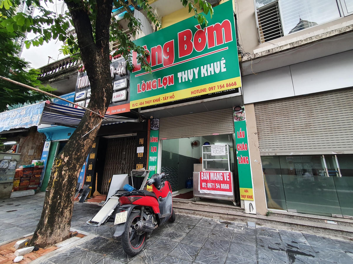 Đồng thời, các cơ sở phải thực hiện đầy đủ các biện pháp phòng, chống dịch theo quy định, yêu cầu khai báo y tế bắt buộc với nhân viên; thực hiện 5K; quét mã QR bắt buộc đối với khách đến mua hàng; thường xuyên vệ sinh, khử khuẩn tại cơ sở; hạn chế tối đa tiếp xúc trực tiếp.