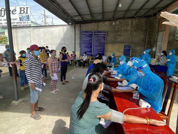 Khám sàng lọc cho người dân phường Hội Nghĩa, thị xã Tân Uyên, tỉnh Bình Dương trước khi tiêm vaccine. (Ảnh: TTXVN)