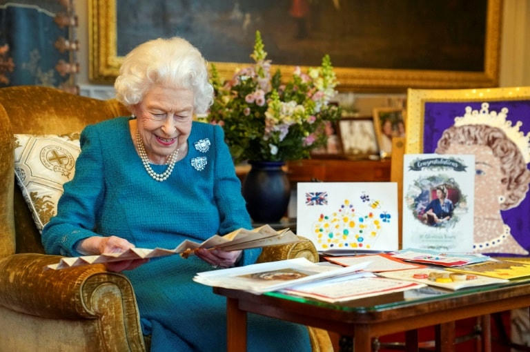 Nữ hoàng Elizabeth II xem những món quà được gửi đến chúc mừng 70 năm trị vì của bà. Ảnh: AP.