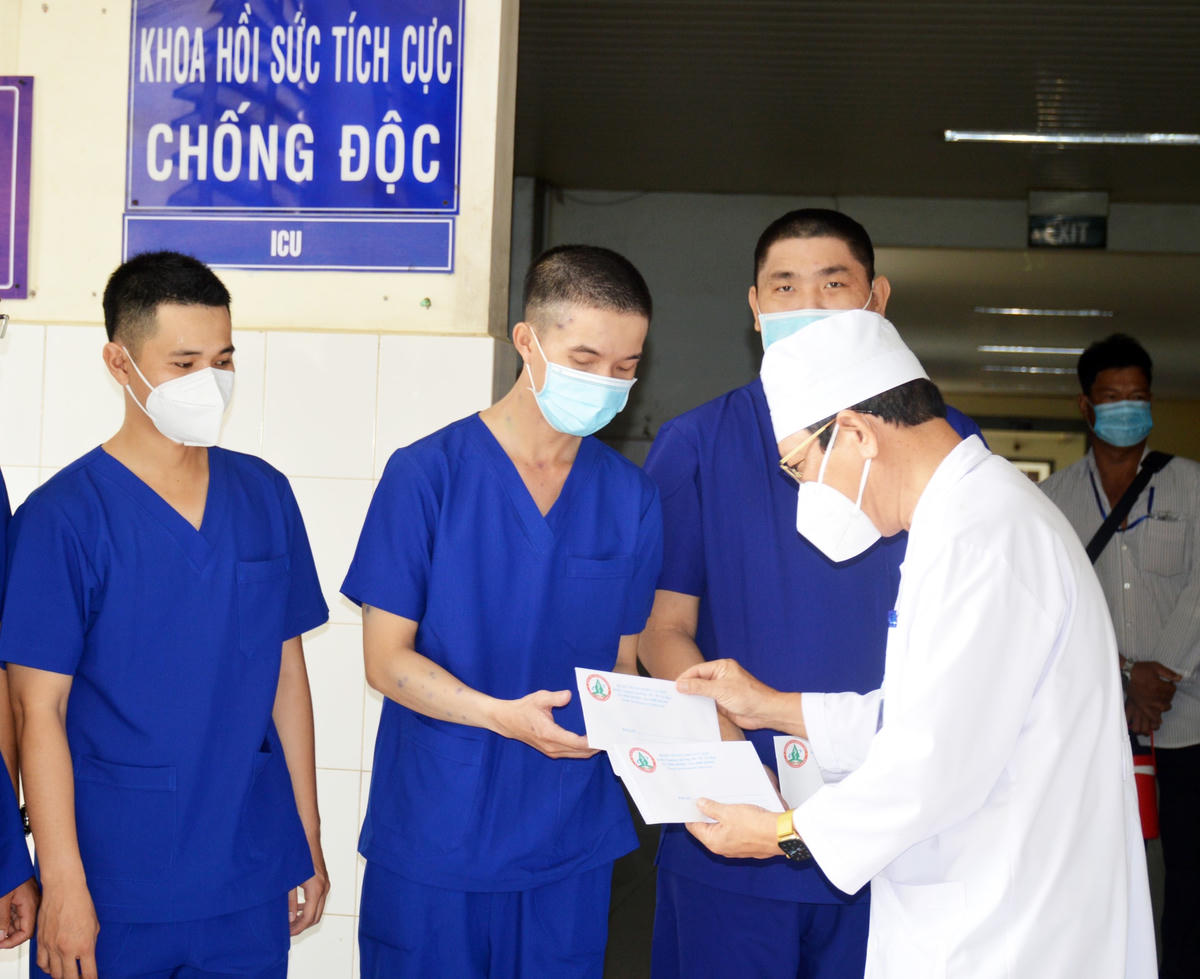Lãnh đạo Bệnh viện Đa khoa tỉnh Cà Mau động viên các bác sỹ lên đường hoàn thành tốt nhiệm vụ. 