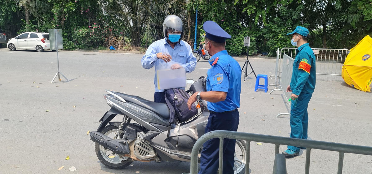 Các chốt chặn có nhiệm vụ kiểm soát phương tiện vận tải, đo thân nhiệt, xét nghiệm nhanh Covid-19 đối với các trường hợp nghi ngờ, sàng lọc toàn bộ người từ các tỉnh, thành phố khác về Hà Nội.