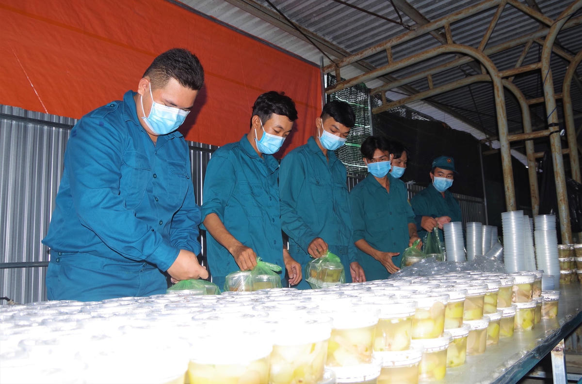 Các chiến sĩ đang chuẩn bị các suất ăn.